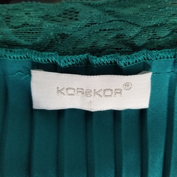 Kor@Kor Camisole Top with Embroidered Detail - Picture 3 of 4